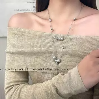 «Элегантное светло-серое жемчужное ожерелье с золотой цепочкой — модный аксессуар высокого класса» N0961