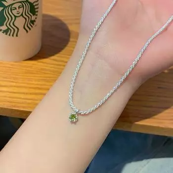 Элегантное зеленое сверкающее ожерелье с подвеской для женщин - элитный дизайн с ключичной цепочкой