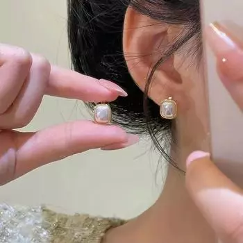 Элегантные французские жемчужные серьги: Ретро-дизайн высокого класса для женщин, универсальная и легкая роскошь, простая и нишевая мода. Square Pearl Earrings белый