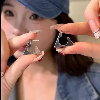 Элегантные геометрические треугольные серьги: Нишевый дизайн, модный и холодный стиль для женщин. Geometric triangle earrings