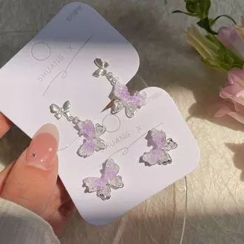 Элегантные градиентные серьги-бабочки: Дизайн с фиолетовыми ледяными кристаллами и серебряными иглами для свежего, изысканного летнего образа.