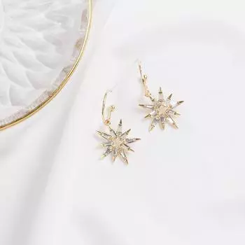 Элегантные и блестящие женские серьги с цирконием в виде подсолнечника золотой