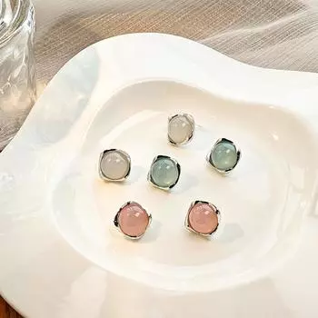 Элегантные квадратные серьги с желеобразным цветным дизайном и минималистичным стилем синий