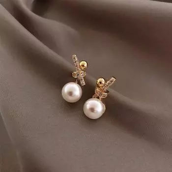 Элегантные милые серьги-гвоздики из серебра 925 пробы с жемчужным бантом и иглами золотой