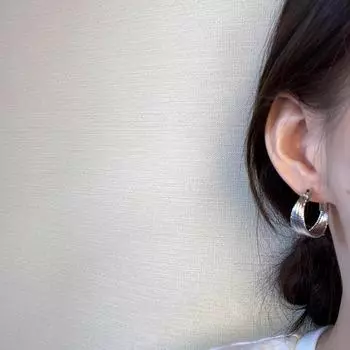 Элегантные многослойные серьги-спирали из серебристого металла в форме буквы С для женщин — элитный нишевый дизайн Coil C-Shaped серебряный