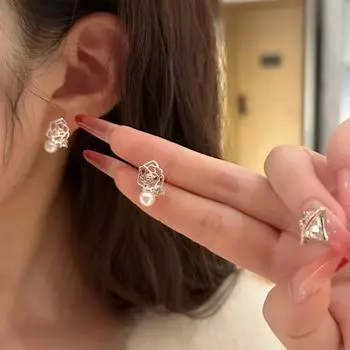 Элегантные полые серьги с жемчужным цветком для женщин: Нишевый дизайн, простой, универсальный, высококачественный. Building Number Earrings ярко-розовый