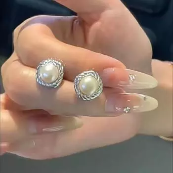 Элегантные ретро французские жемчужные серьги: Высококачественный, нишевый дизайн с холодным стилем для женщин Square Pearl Earrings серебряный