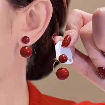 Элегантные серьги из искусственного красного жемчуга для женщин - глянцевый сферический дизайн с золотыми столбиками, повседневные аксессуары, глянцевая отделка, серьги из искусственного жемчуга
