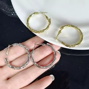 Элегантные серьги-кольца Twist Circle: Универсальный нишевый дизайн для женщин, следящих за модой. золотой