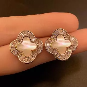 Элегантные серьги-пусеты с кубическим цирконием в виде четырехлистного клевера - Стильный и изысканный дизайн 925 Silver Pin белый