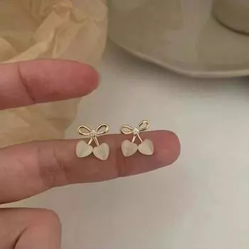 Элегантные серьги-пусеты в виде бантика и сердца с вишней - Модный дизайн с характером