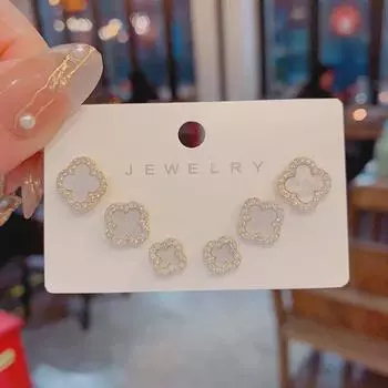 Элегантные серьги с четырехлистным клевером: Стильный, простой и универсальный дизайн с микроинкрустацией и маленькой серебряной иглой для женщин