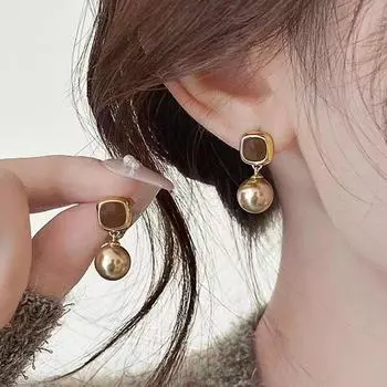 Элегантные серьги с карамельным жемчугом для осени/зимы: Роскошный женский аксессуар высшего класса Geometric Pearl Stud