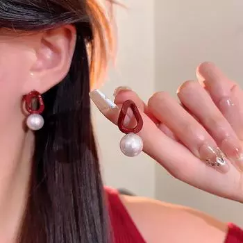Элегантные серьги с красным геометрическим жемчугом для праздничного образа осенью и зимой A1984 серебряный