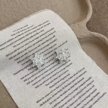 Элегантные серьги-снежинки: Роскошный, изысканный дизайн с серебряной иглой. Идеально подходит для женщин, ищущих уникальные, красивые аксессуары. Double-sided