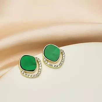 Элегантные зеленые квадратные серьги в уникальном стиле зелёный