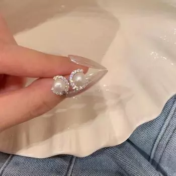 Элегантные жемчужные серьги для женщин: Простой дизайн ниши с геометрической полукруглой формой