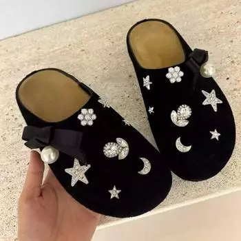 Элегантные женские туфли с жемчугом 2024 года, корейские модные женские тапочки с закрытым носком, удобные и универсальные тапочки для ношения на открытом воздухе 35 чёрный