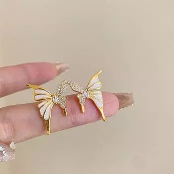 Элегантные золотые серьги-бабочки с бриллиантами и легким роскошным минималистским дизайном A128