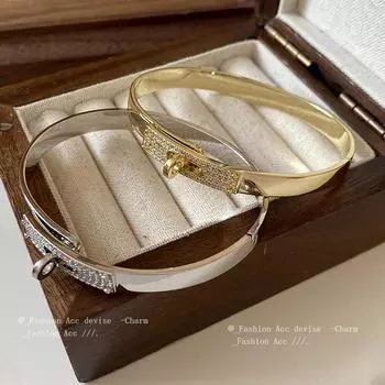 Элегантный браслет из позолоченного циркония и титана — стильный и уникальный дизайн