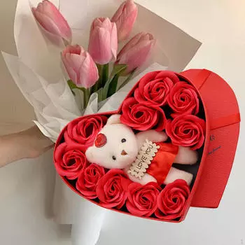 Элегантный букет из мыла с розами и плюшевым мишкой в подарок для нее красный