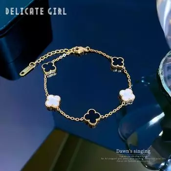 Элегантный черно-белый браслет-цепочка с четырьмя лепестками цветов и перламутром в минималистском стиле и в подарочной упаковке