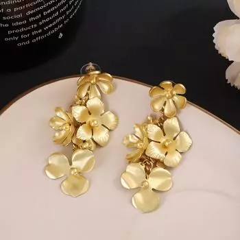 Элегантный и шикарный: Изысканные серьги с цветочным дизайном, золотыми лепестками и длинными кисточками золотой