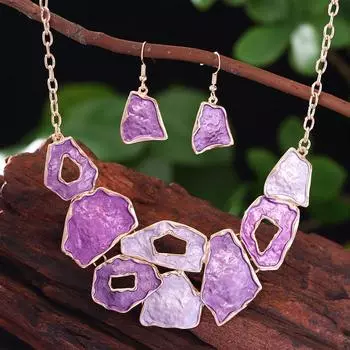 Элегантный и шикарный комплект украшений из эмали в форме круга — золотистое ожерелье и серьги с синими и белыми акцентами фиолетовый