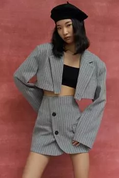 Элегантный комплект из серой куртки и юбки