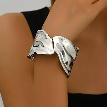 Элегантный широкий открытый браслет-манжета для женщин, полированная отделка, эффектный ювелирный аксессуар, регулируемый размер золотой