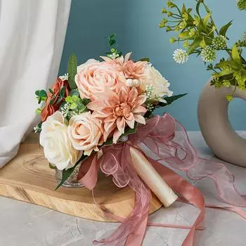 Элегантный свадебный букет для украшения свадьбы. Подружки невесты держат в руках розы. Искусственный шелк. Цветок ручной работы. розовый