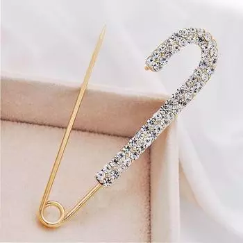 Элегантный свитер-кардиган с высококачественным аксессуаром в виде броши золотой