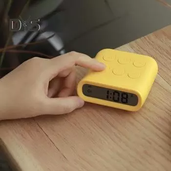 Электронный будильник с двумя будильниками, функцией повтора сигнала, подсветкой, регулируемой громкостью, питание от батареек, небольшой цифровой будильник жёлтый