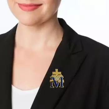 Эмалевая брошь с логотипом M Marianne Cross Pin Женская одежда для поездок на работу Ювелирные изделия из сплава Материал сумка шарф шляпа украшение брошь для мероприятий вечеринки синий