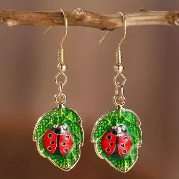 Эмалированные зеленые листья, декор в виде божьей коровки, висячие серьги, милые ювелирные изделия в стиле бохо, креативные женские серьги