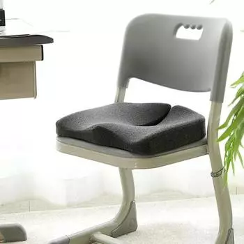 Эргономичная подушка сиденья из пены с эффектом памяти для офисного стула. Мягкая дышащая подушка для поддержки спинки автомобильного сиденья для облегчения боли в бедрах и спине. Нескользящий комфорт. светло-серый