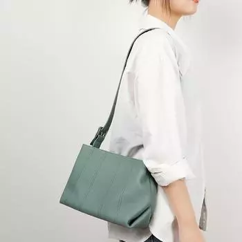 Эта простая и модная сумка на одно плечо изготовлена из мягкой кожи и универсальна.. Его можно носить по диагонали под мышками.