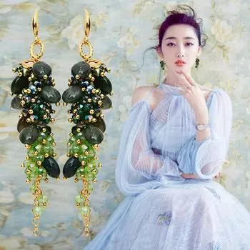 Этнический стиль Преувеличенное лицо Тонкие серьги Атмосферные серьги Богемный стиль Холодный ветер Девушка красный