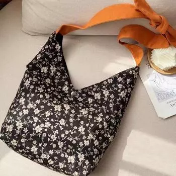 Это нишевая ретро-холщовая сумка с цветочным контрастным рисунком, милая и универсальная студенческая сумка двойного назначения через плечо. чёрный