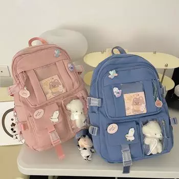 Это рюкзак большой вместимости, с милыми медведями и наклейками, подходящий для старшеклассников и студентов.