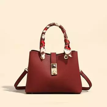 Это стильная и элегантная вместительная сумка через плечо для женщин среднего возраста и матерей. чёрный