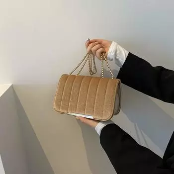 Это сумка на одно плечо, простая и стильная, подходящая для походов за покупками и свиданий.