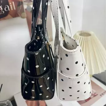 Это универсальная маленькая квадратная сумка в горошек из лакированной кожи для девочек, летняя повседневная сумка домашнего покроя, милая французская сумочка. чёрный