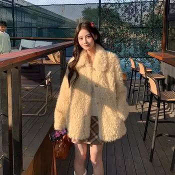 Это зимнее плюшевое пальто из овечьей шерсти для женщин с верхом из экологически чистого плюшевого меха высокого класса. S 80-52.5 kg хаки