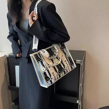 Этой весной и летом популярна корейская версия сумок-тоут из ПВХ, переносные сумки через плечо, вместительные сумки для матери и ребенка.