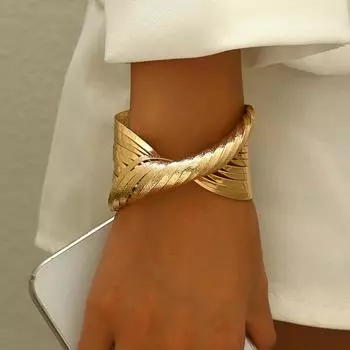 Этот браслет в европейском и американском стиле с ярким дизайном витых линий и матовой отделкой подойдет женщинам для повседневного ношения. золотой