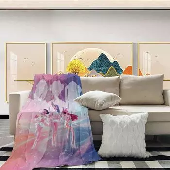 Этот уютный плед украшен принтом «И» и «», вдохновленным девушками-ведьмачками, демонстрирующим персонажей в действии. One Size