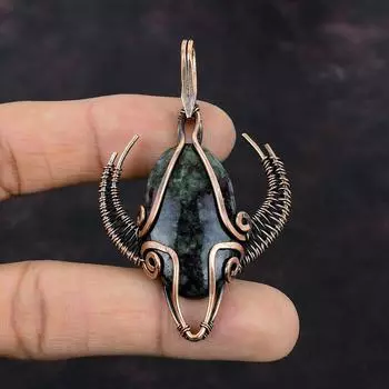 Эвдиалитовый кулон, кулон в медной проволоке, кулон ручной работы с драгоценным камнем, медная проволока, завернутый в ювелирные изделия, подарок на годовщину, кулон в форме лица быка
