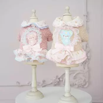 Юбка из бархата с цветочным узором для домашних животных лучше, чем зимняя хлопковая одежда с изображением плюшевого мишки. Одежду для двуногой кошки можно натянуть. XS