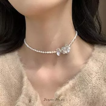 Junjun Handmade Accessible Luxury Design Sweet Classy Small Pieces of Silver Pearl Ornament Camellia Necklace Choker Necklace Handmade crushed silver petal pearl neck chain